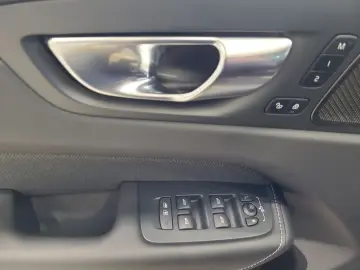 VOLVO XC60 B5 (Benzin) Plus Dark AWD Automatik Navi