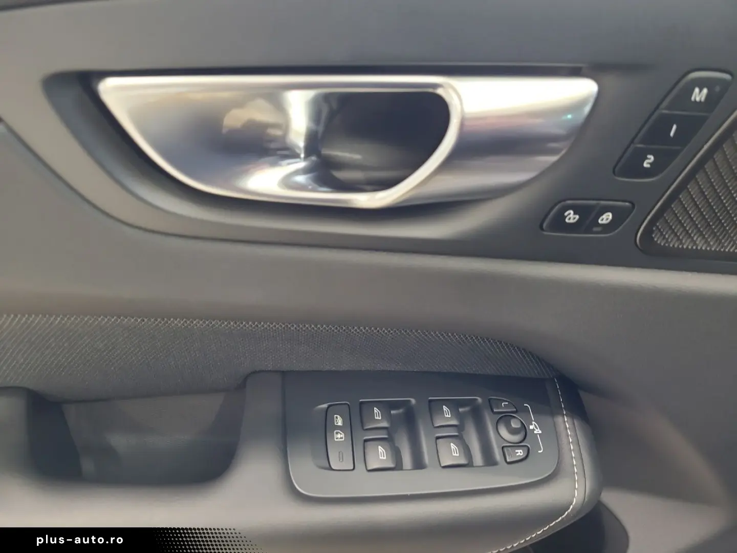 VOLVO XC60 B5 (Benzin) Plus Dark AWD Automatik Navi