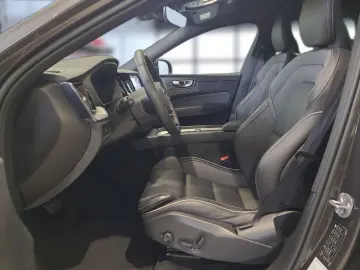 VOLVO XC60 B5 (Benzin) Plus Dark AWD Automatik Navi