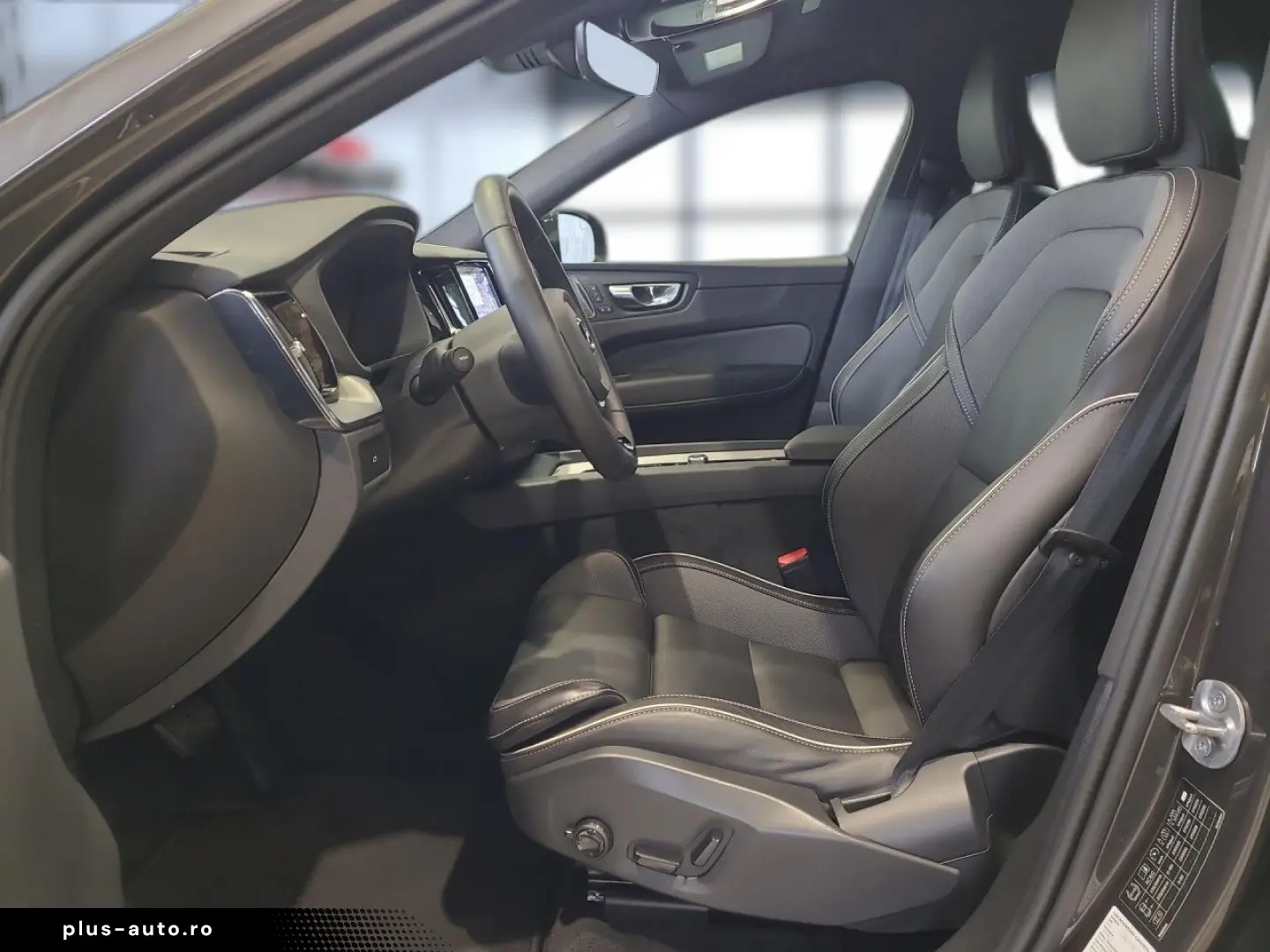 VOLVO XC60 B5 (Benzin) Plus Dark AWD Automatik Navi