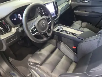 VOLVO XC60 B5 (Benzin) Plus Dark AWD Automatik Navi