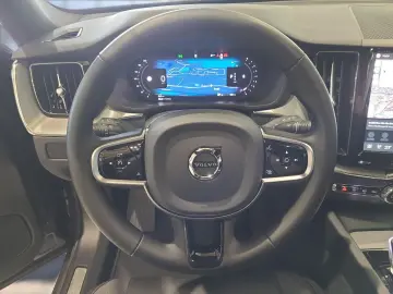 VOLVO XC60 B5 (Benzin) Plus Dark AWD Automatik Navi