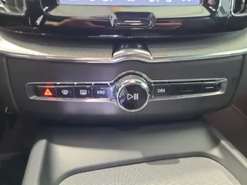 VOLVO XC60 B5 (Benzin) Plus Dark AWD Automatik Navi