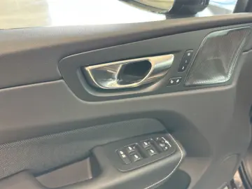 VOLVO XC 60 Plus Dark AWD Bluetooth LED Klima