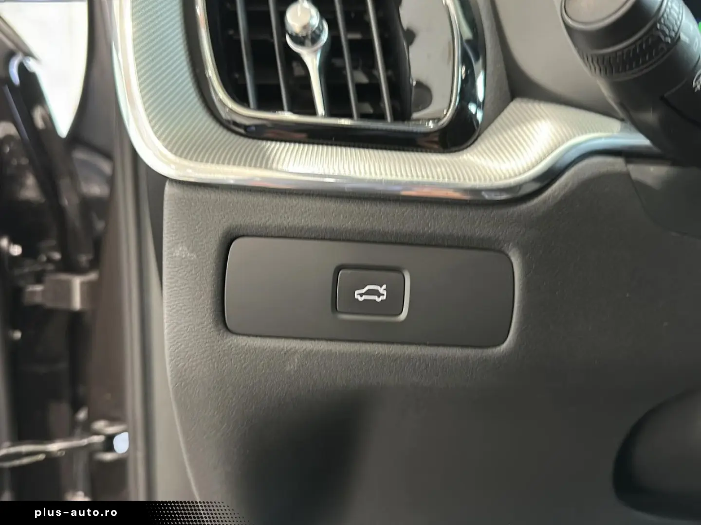 VOLVO XC 60 Plus Dark AWD Bluetooth LED Klima