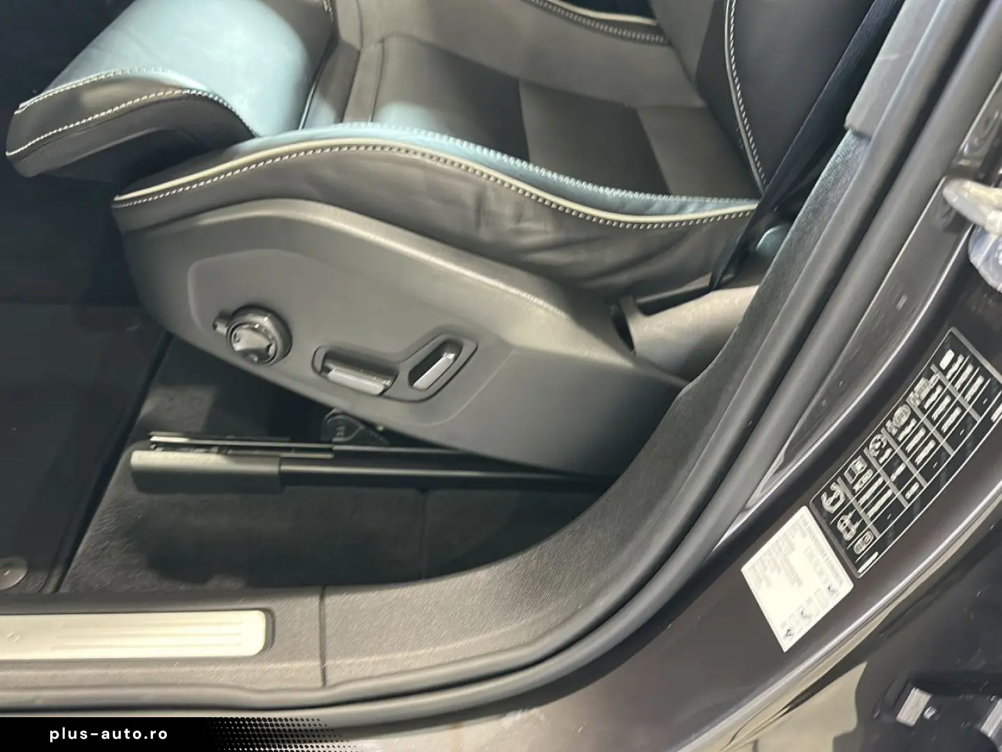 VOLVO XC 60 Plus Dark AWD Bluetooth LED Klima