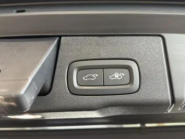 VOLVO XC 60 Plus Dark AWD Bluetooth LED Klima