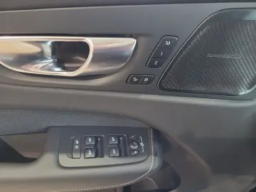 VOLVO XC 60 Plus Dark AWD Bluetooth LED Klima