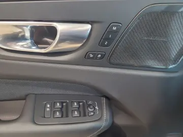 VOLVO XC 60 Plus Dark AWD Bluetooth Navi LED Klima