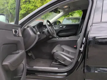 VOLVO XC60 B5 (Benzin) Plus Dark AWD Automatik Navi