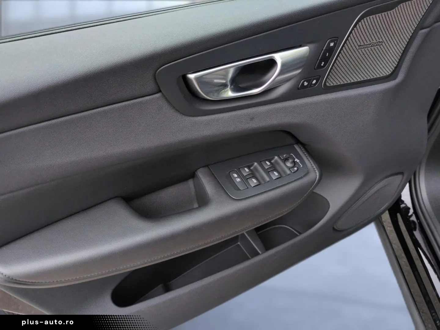VOLVO XC60 B5 (Benzin) Plus Dark AWD Automatik Navi