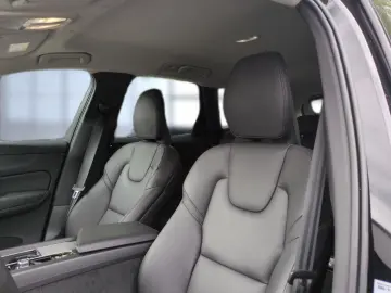 VOLVO XC60 B5 (Benzin) Plus Dark AWD Automatik Navi