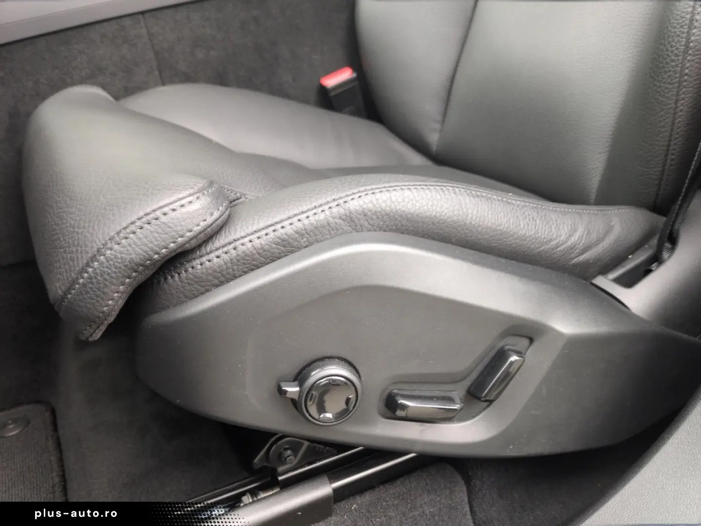 VOLVO XC60 B5 (Benzin) Plus Dark AWD Automatik Navi