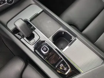VOLVO XC60 B5 (Benzin) Plus Dark AWD Automatik Navi