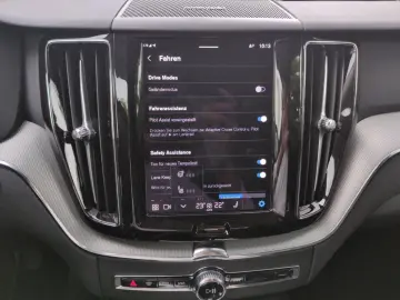 VOLVO XC60 B5 (Benzin) Plus Dark AWD Automatik Navi