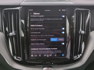 VOLVO XC60 B5 (Benzin) Plus Dark AWD Automatik Navi