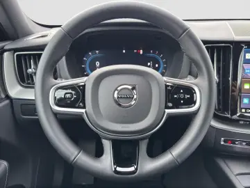 VOLVO XC60 B5 Plus Black Edition AWD Pano 360K 21Zoll