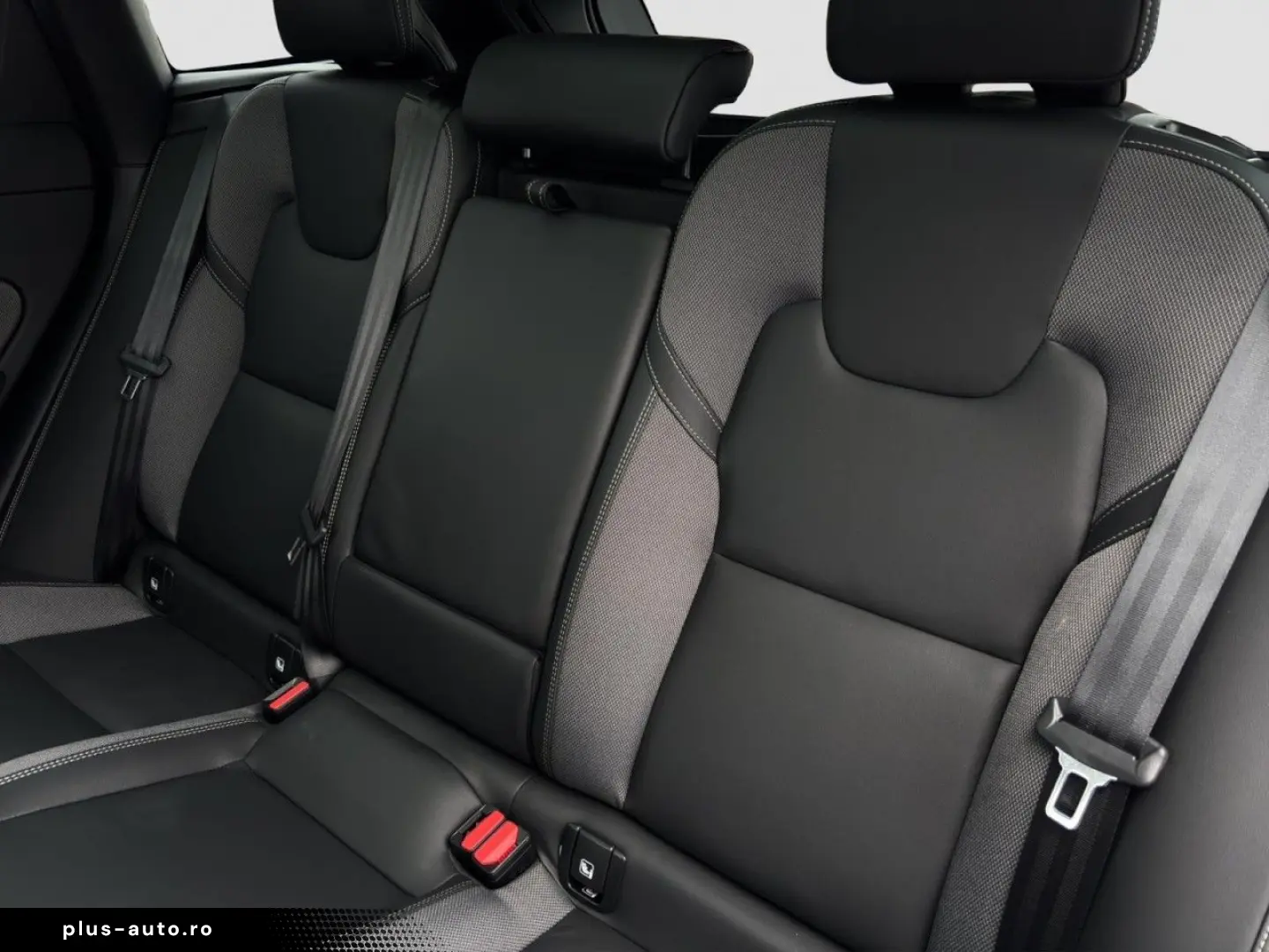 VOLVO XC60 B5 Plus Black Edition AWD Pano 360K 21Zoll