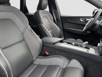 VOLVO XC60 B5 Plus Black Edition AWD Pano 360K 21Zoll