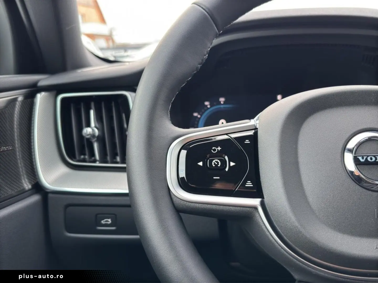VOLVO XC60 B5 Plus Black Edition AWD Pano 360K 21Zoll