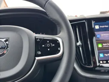 VOLVO XC60 B5 Plus Black Edition AWD Pano 360K 21Zoll