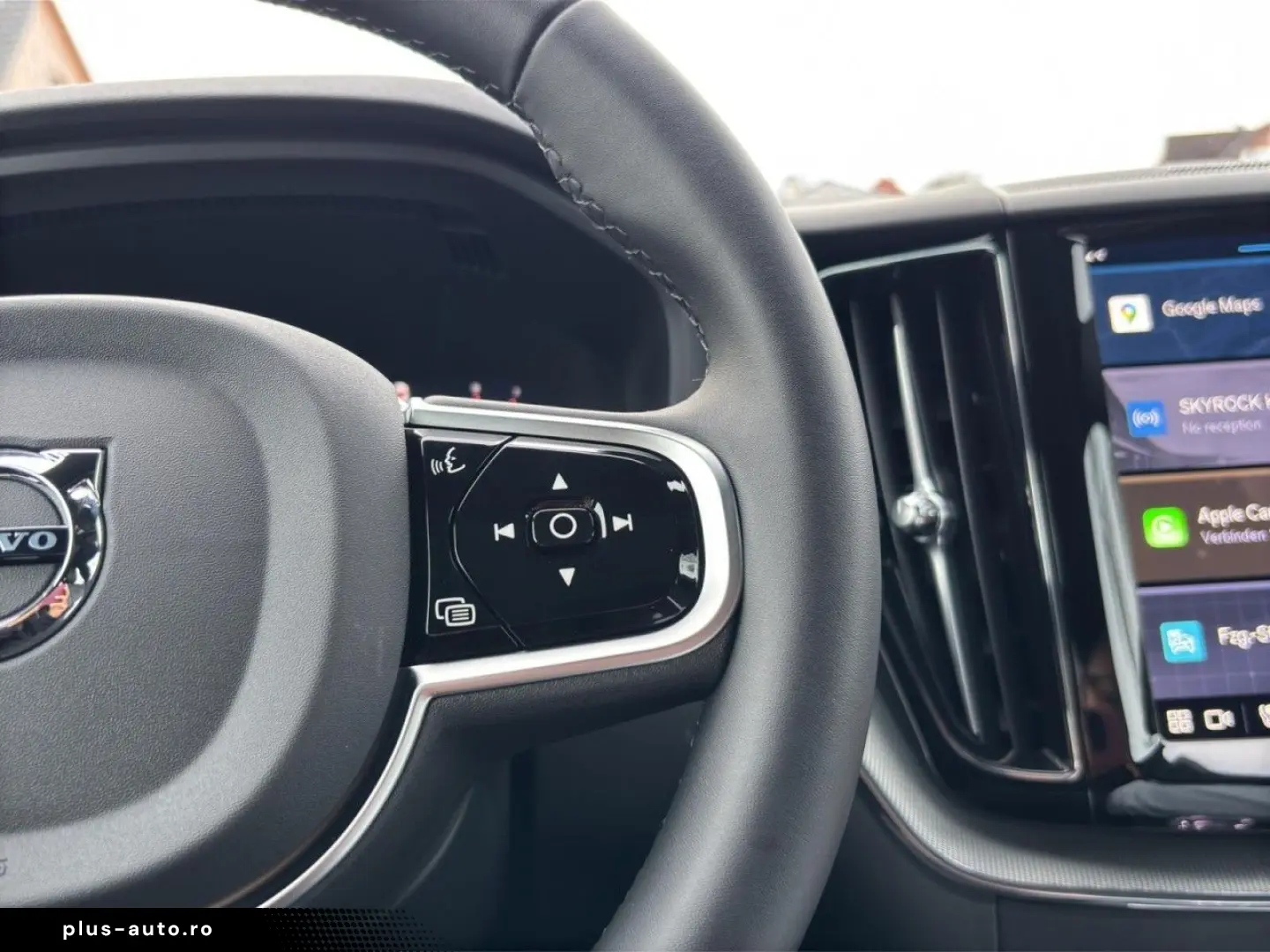 VOLVO XC60 B5 Plus Black Edition AWD Pano 360K 21Zoll