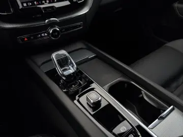 VOLVO XC60 B5 Plus Black Edition AWD Pano 360K 21Zoll