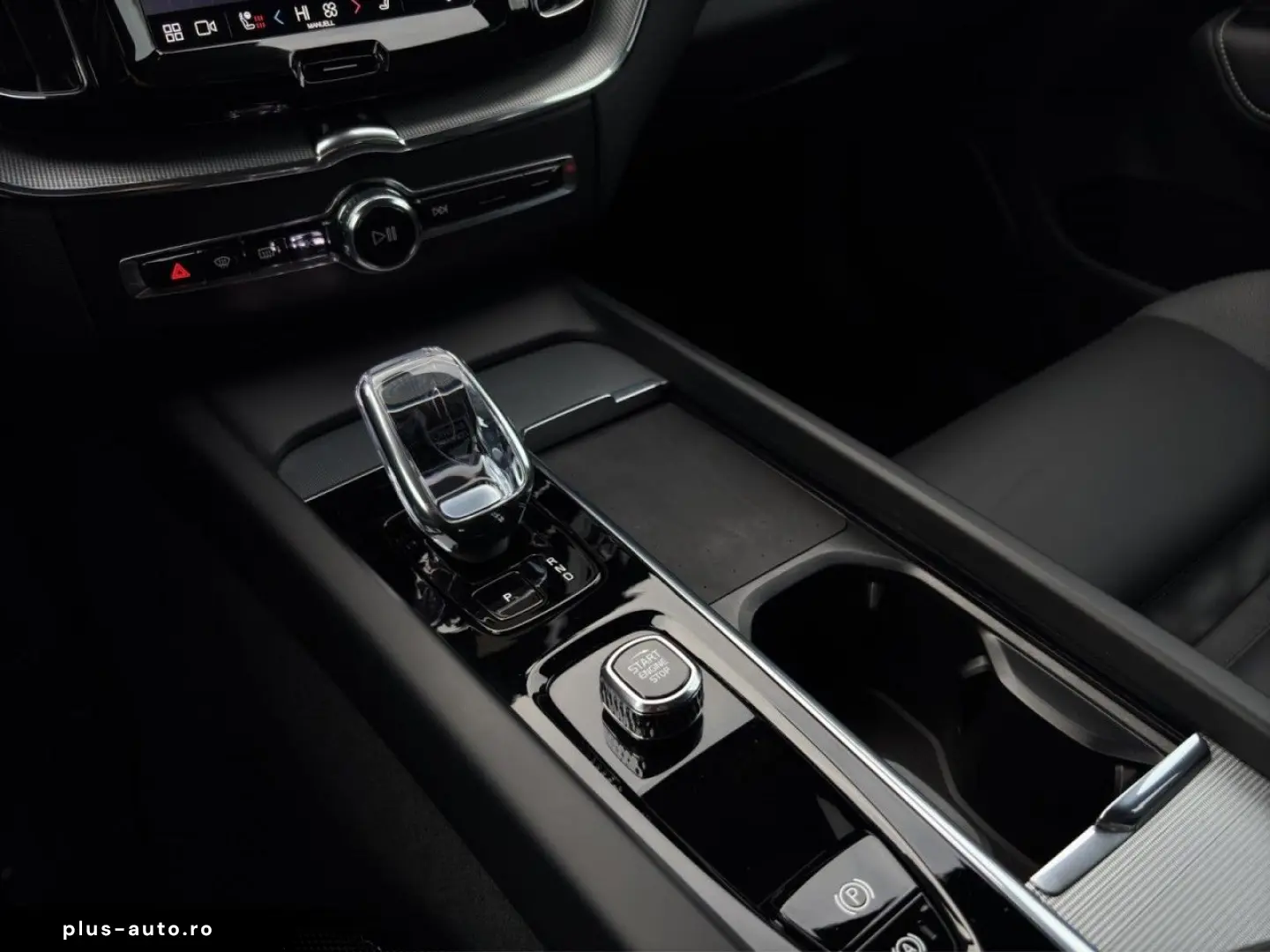 VOLVO XC60 B5 Plus Black Edition AWD Pano 360K 21Zoll