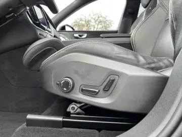 VOLVO XC60 B5 Plus Black Edition AWD Pano 360K 21Zoll