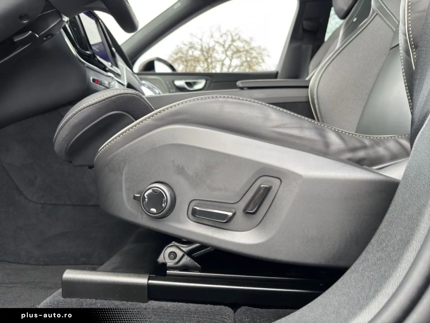 VOLVO XC60 B5 Plus Black Edition AWD Pano 360K 21Zoll