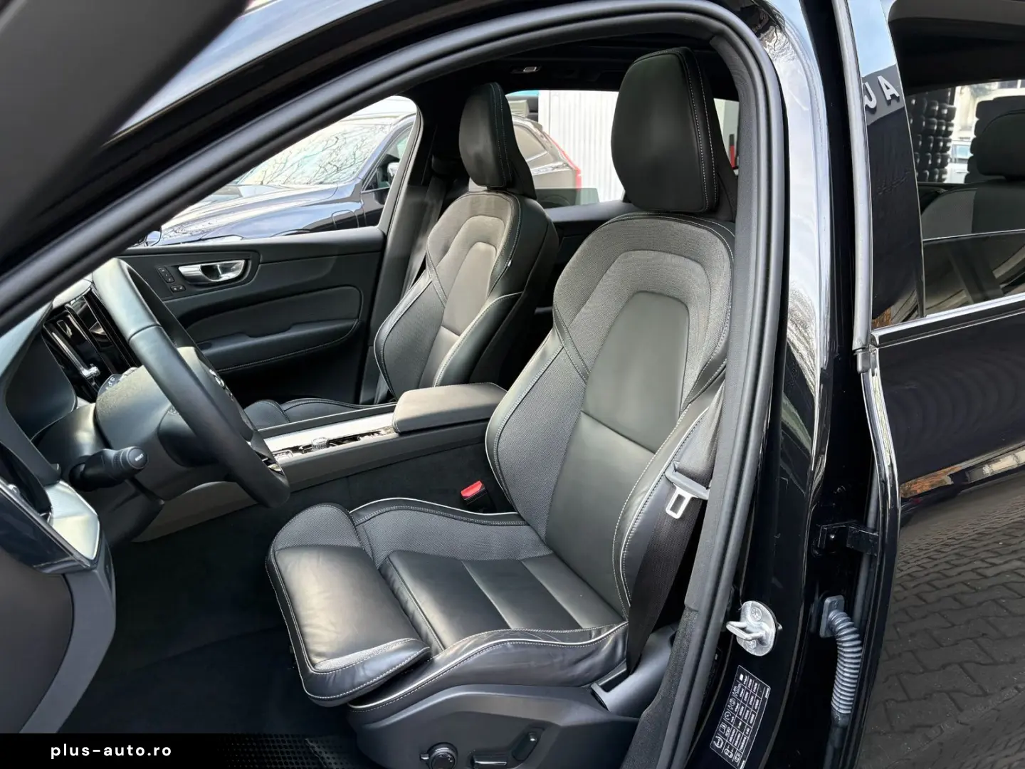 VOLVO XC60 B5 Plus Black Edition Head-Up ACC PANO 360