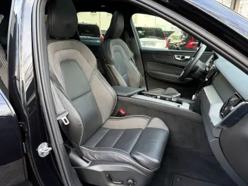 VOLVO XC60 B5 Plus Black Edition Head-Up ACC PANO 360