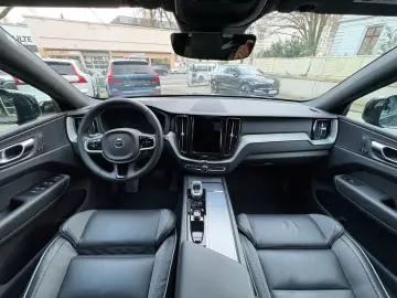 VOLVO XC60 B5 Plus Black Edition Head-Up ACC PANO 360