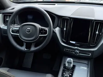 VOLVO XC60 B5 Plus Black Edition Head-Up ACC PANO 360