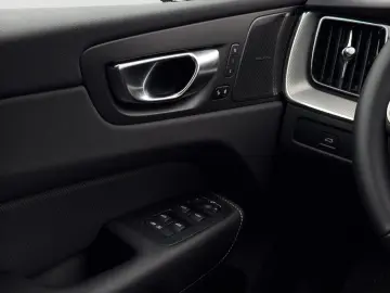 VOLVO XC60 B5 Plus Black Edition AWD Pano 360Kam