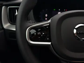 VOLVO XC60 B5 Plus Black Edition AWD Pano 360Kam