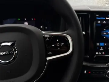 VOLVO XC60 B5 Plus Black Edition AWD Pano 360Kam