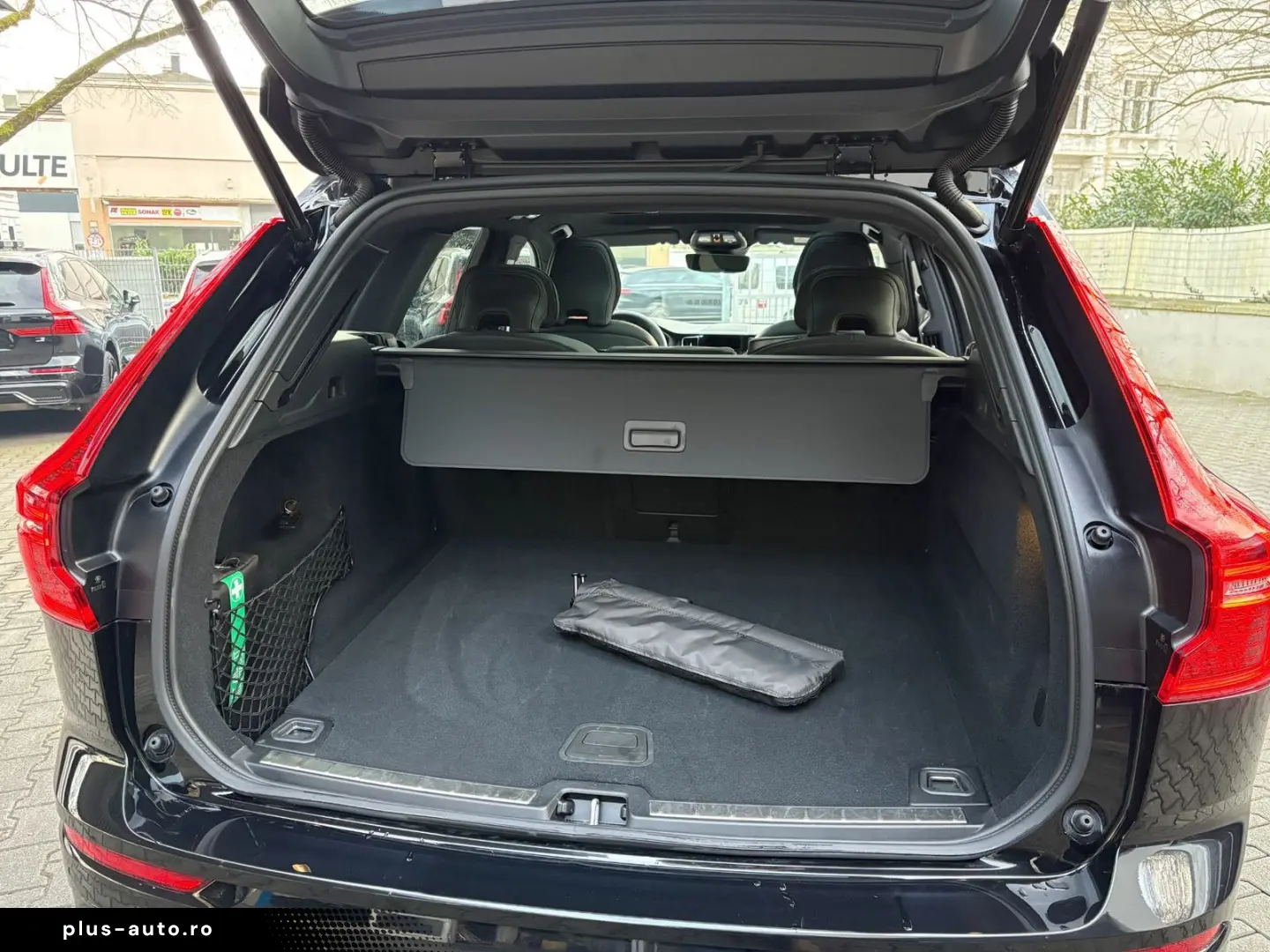 VOLVO XC60 B5 Plus Black Edition Head-Up PANO 360 ACC
