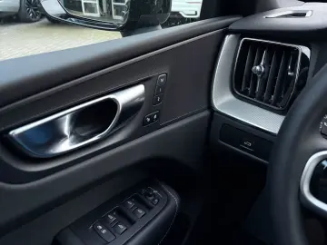 VOLVO XC60 B5 Plus Black Edition Head-Up PANO 360 ACC