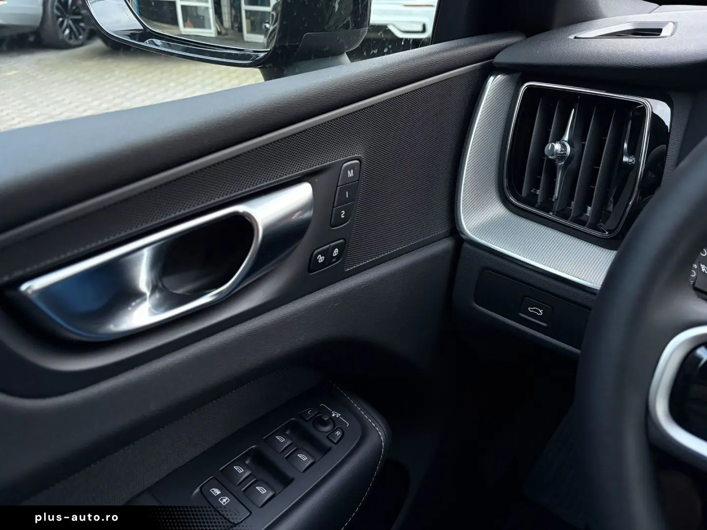 VOLVO XC60 B5 Plus Black Edition Head-Up PANO 360 ACC