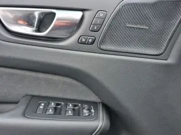 VOLVO XC60 B5 B AWD Plus Dark Business Pano