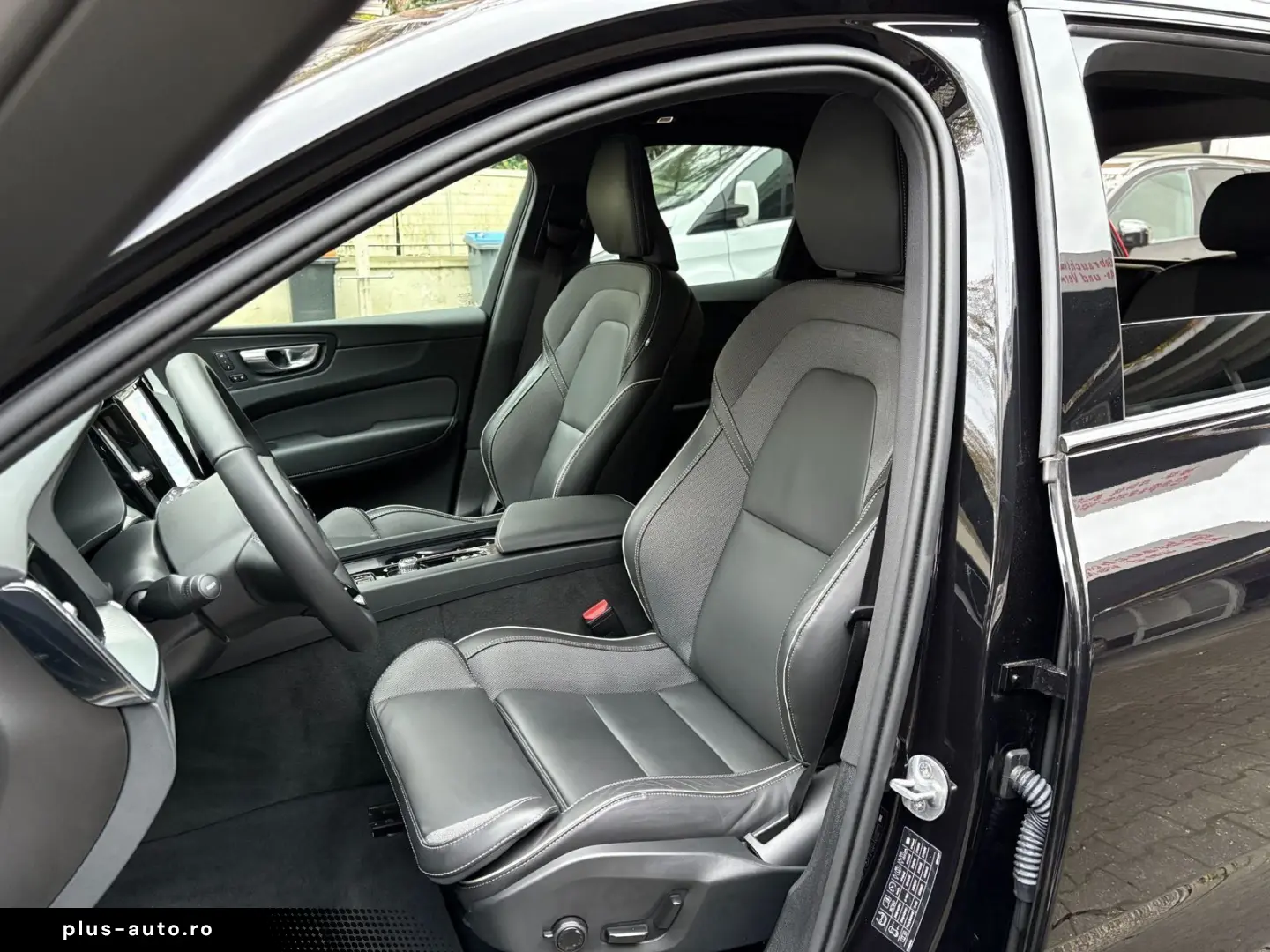 VOLVO XC60 B5 Plus Black Edition He-Up PANO 360 ACC BL