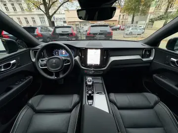 VOLVO XC60 B5 Plus Black Edition He-Up PANO 360 ACC BL