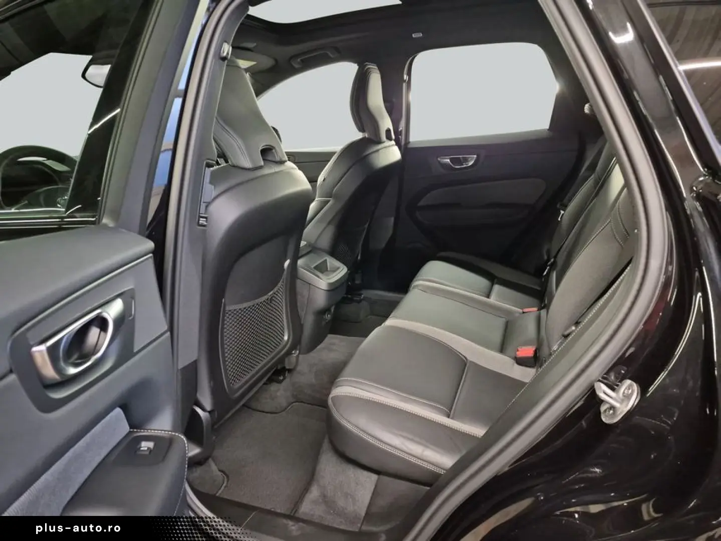 VOLVO XC60 B5 B AWD Plus Black Edition Pano 360 View