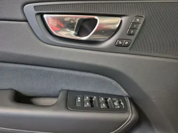 VOLVO XC60 B5 B AWD Plus Black Edition Pano 360 View