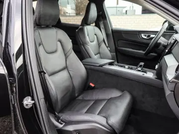 VOLVO XC60 B5 (B) AWD Plus Dark