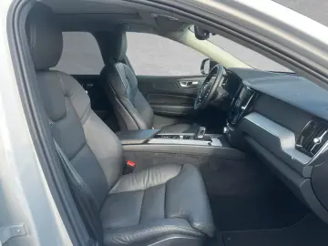 VOLVO XC60 B5 AWD Plus Dark ACC BLIS LED SD
