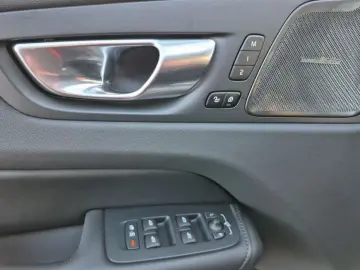 VOLVO XC60 B5 B AWD Ultra Dark Akustikglas Pano