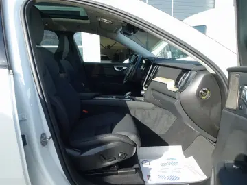 VOLVO XC60 Plus Dark Facelift! B5 AWD Head-Up Pano AHK