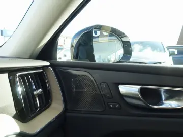 VOLVO XC60 Plus Dark Facelift! B5 AWD Head-Up Pano AHK